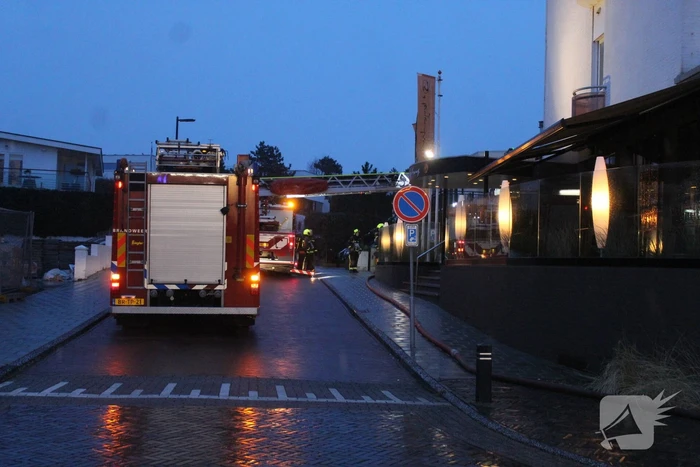 Brand op dak van hotel