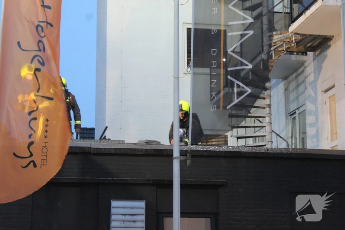 Brand op dak van hotel