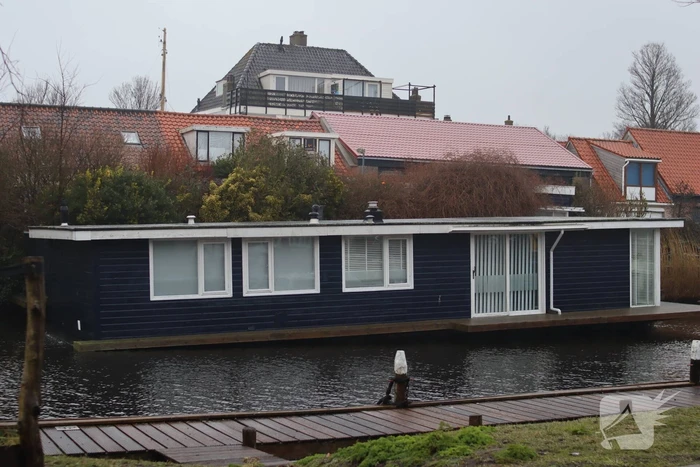 Woonboot maakt water