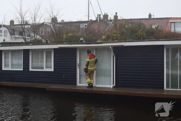 Woonboot maakt water