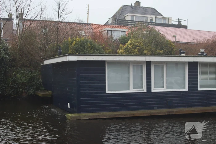 Woonboot maakt water
