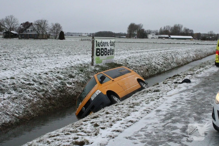 Bestelbus belandt in sloot door gladheid