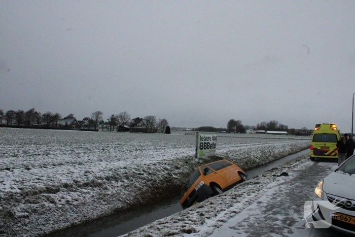 Bestelbus belandt in sloot door gladheid
