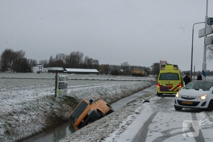 Bestelbus belandt in sloot door gladheid