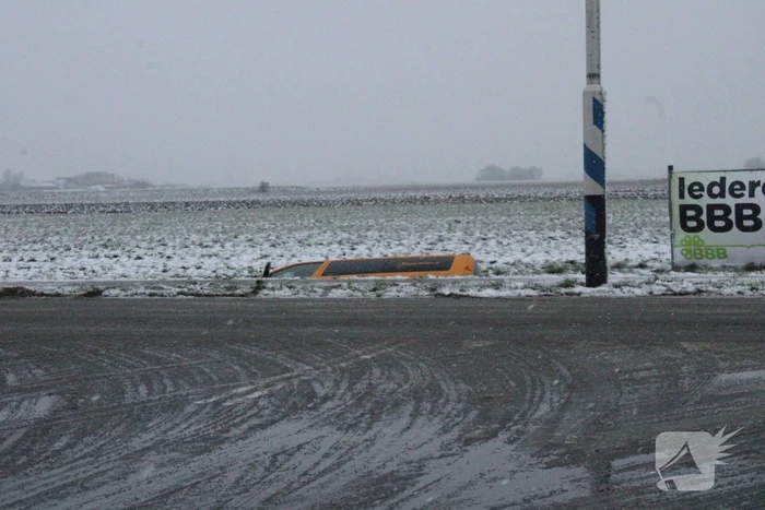 Bestelbus belandt in sloot door gladheid