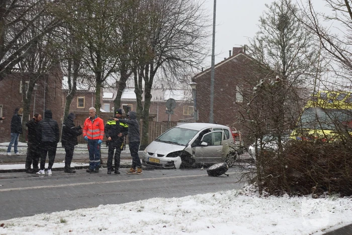 Forse schade en wiel afgebroken na botsing