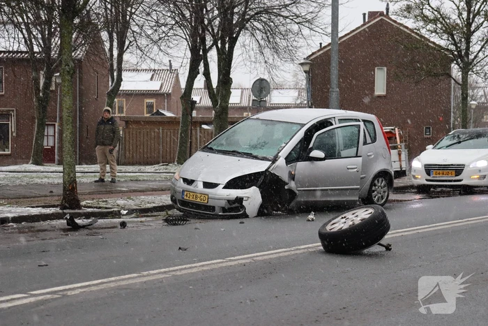 Forse schade en wiel afgebroken na botsing