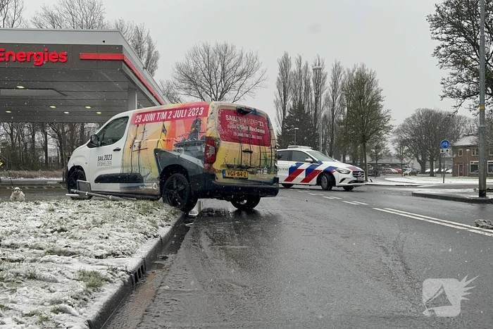Forse schade en wiel afgebroken na botsing