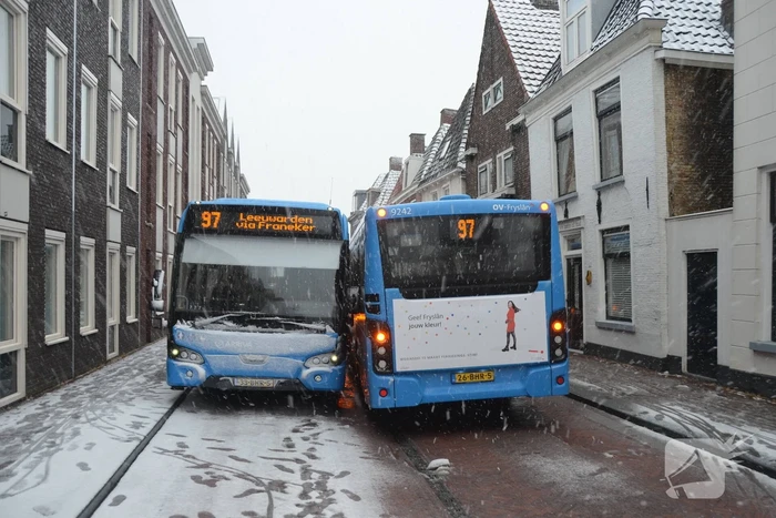 Lijnbussen vast na botsing door gladheid