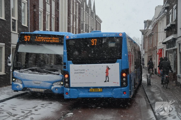 Lijnbussen vast na botsing door gladheid
