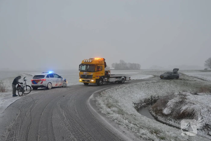 Twee personenauto's in berm van dijk belandt