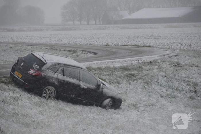 Twee personenauto's in berm van dijk belandt