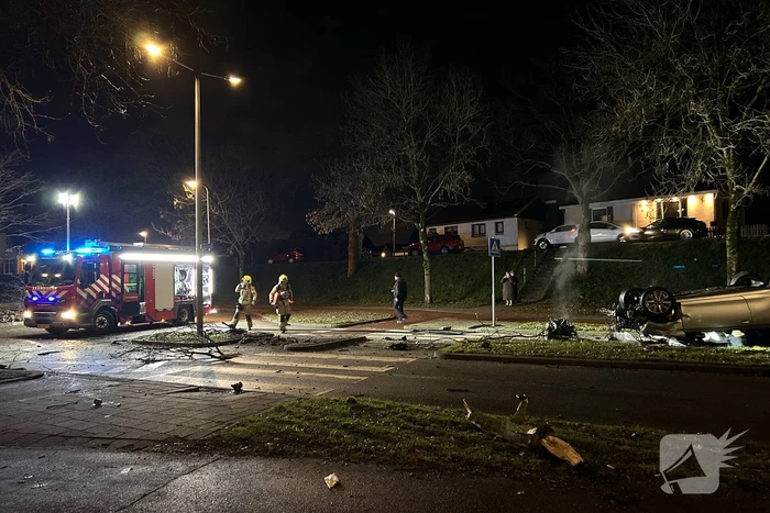 Auto belandt op de kop bij ongeval