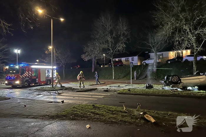 Auto belandt op de kop bij ongeval