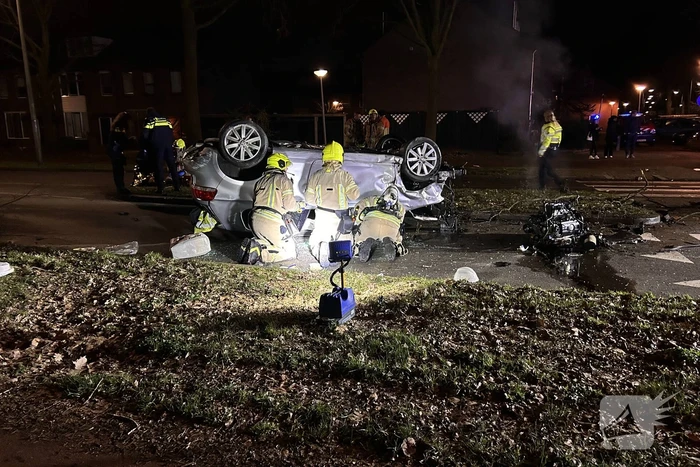 Auto belandt op de kop bij ongeval