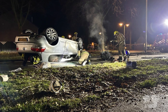 Auto belandt op de kop bij ongeval