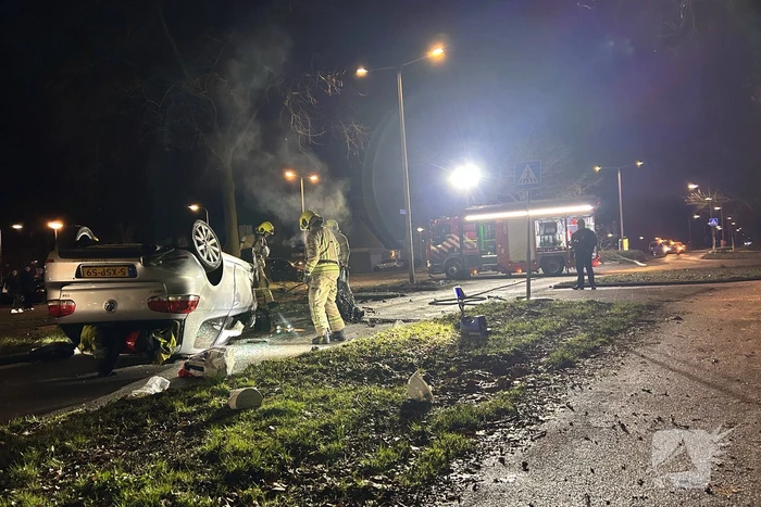 Auto belandt op de kop bij ongeval