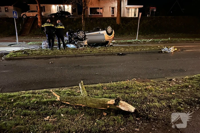 Auto belandt op de kop bij ongeval