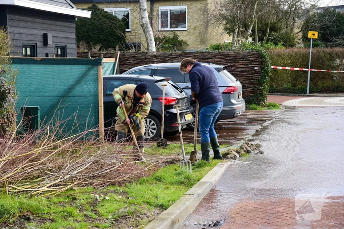 Water spuit meters hoog uit de grond
