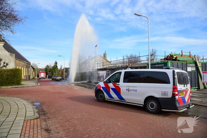 Water spuit meters hoog uit de grond