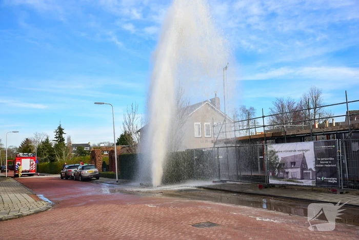 Water spuit meters hoog uit de grond