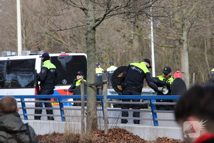 ME veegt A12 met actievoerders leeg