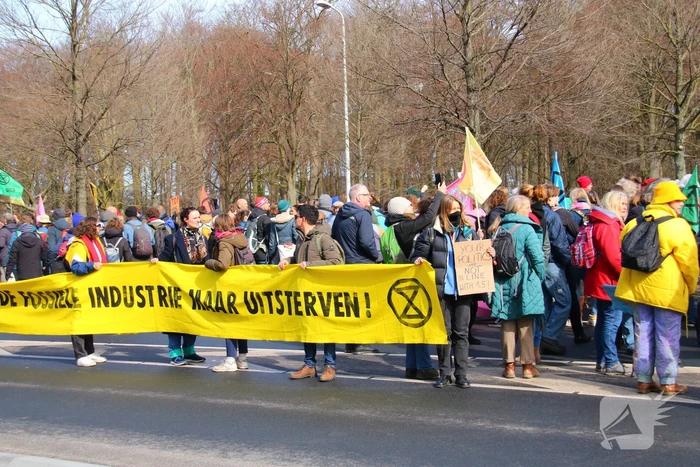 ME veegt A12 met actievoerders leeg