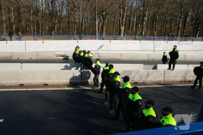 ME veegt A12 met actievoerders leeg