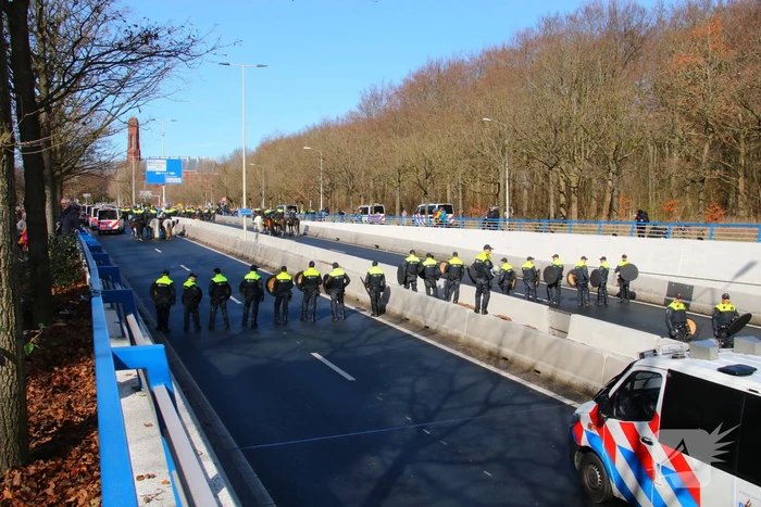 ME veegt A12 met actievoerders leeg