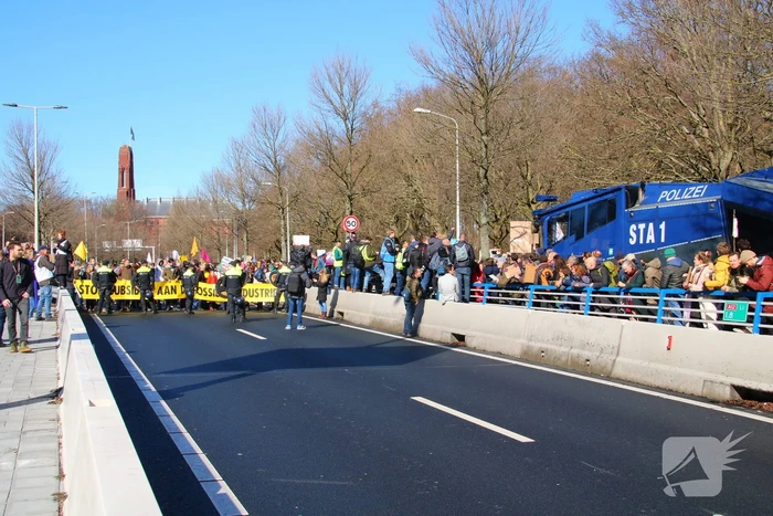 ME veegt A12 met actievoerders leeg