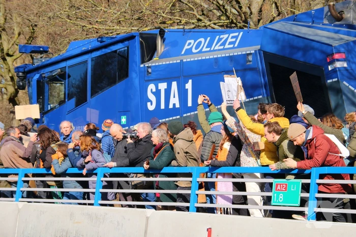 ME veegt A12 met actievoerders leeg