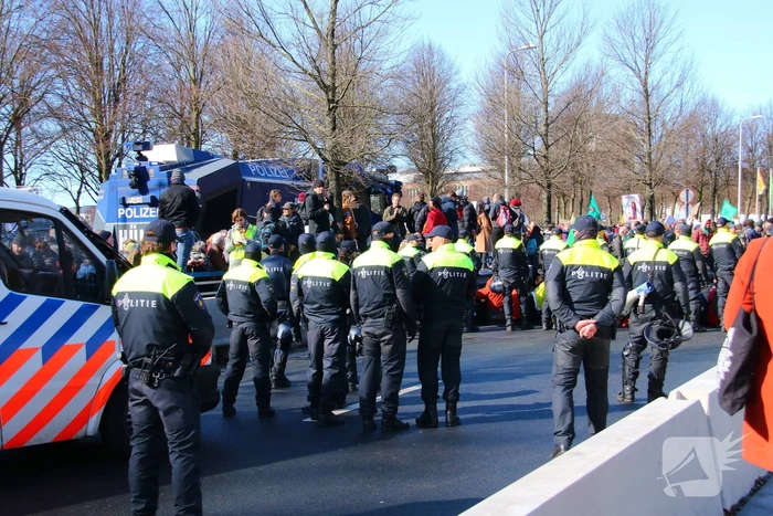 ME veegt A12 met actievoerders leeg