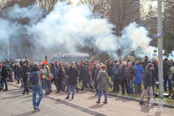 Duizenden demonstranten op snelweg A12