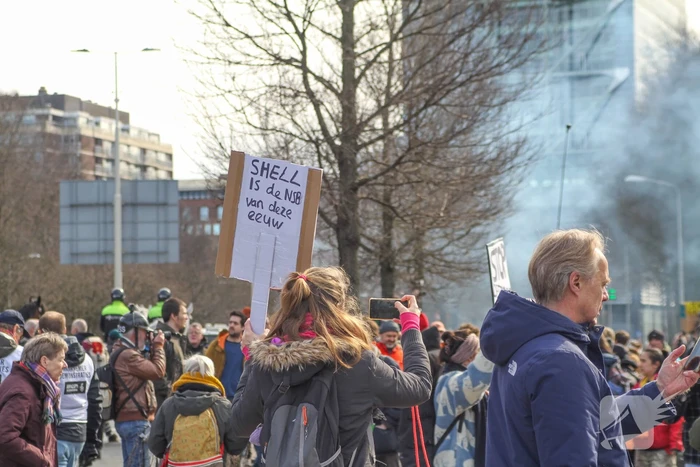 Duizenden demonstranten op snelweg A12