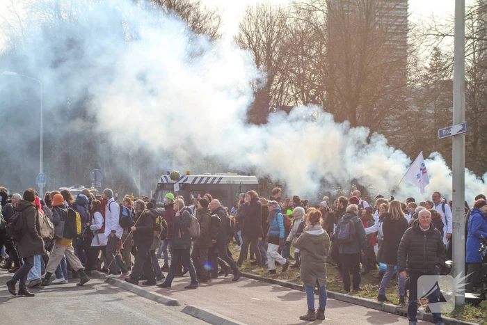 Duizenden demonstranten op snelweg A12