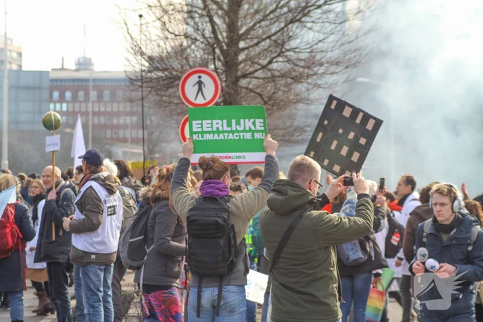 Duizenden demonstranten op snelweg A12