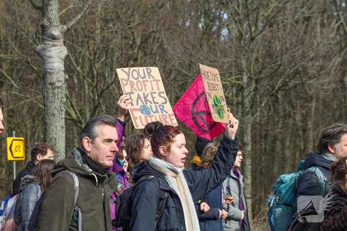 Duizenden demonstranten op snelweg A12