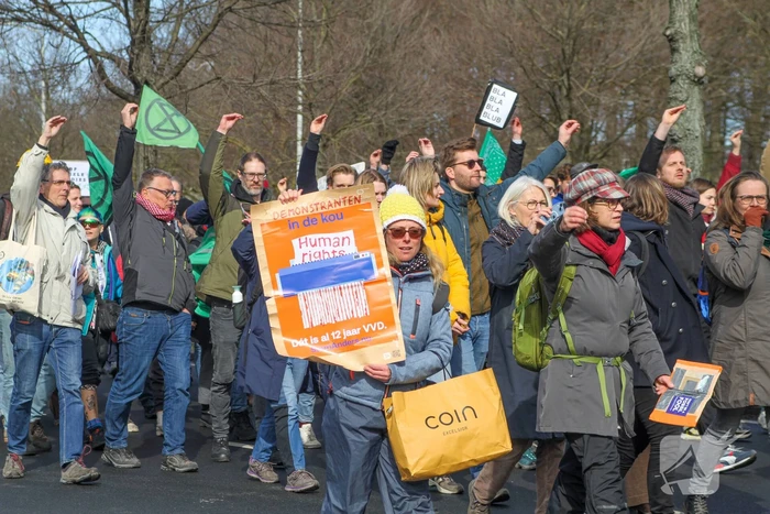 Duizenden demonstranten op snelweg A12