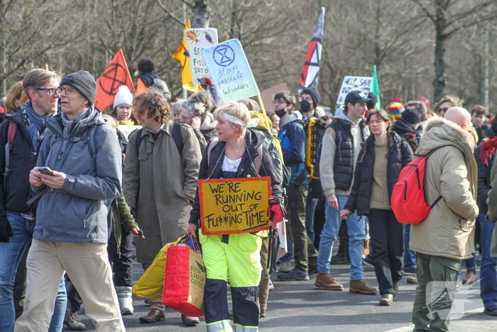 Duizenden demonstranten op snelweg A12