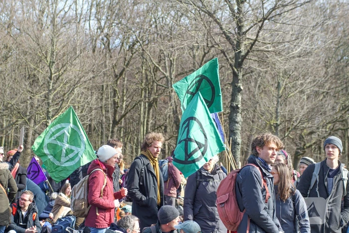 Duizenden demonstranten op snelweg A12