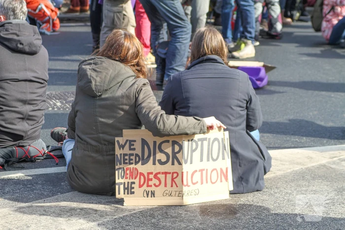 Duizenden demonstranten op snelweg A12