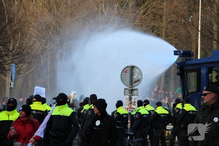 Duizenden demonstranten op snelweg A12