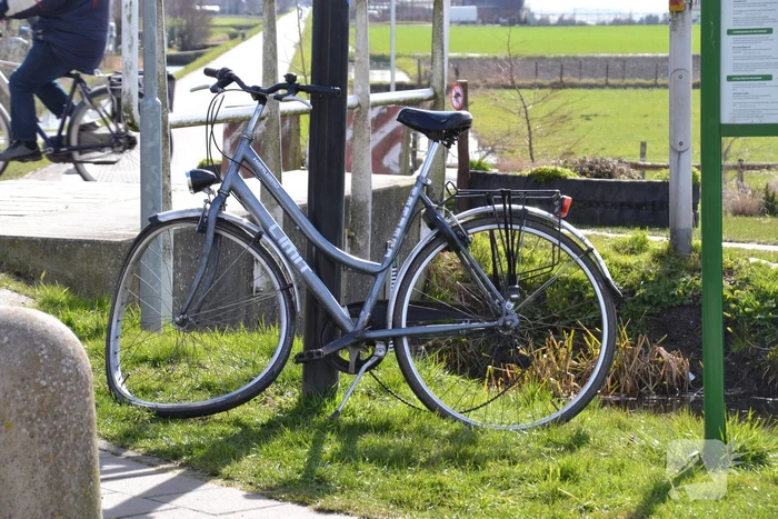Fietser geschept door bestelbus