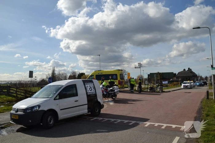 Fietser geschept door bestelbus