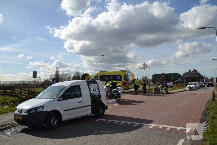 Fietser geschept door bestelbus