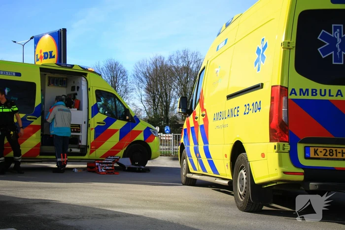 Man gewond na val op parkeerterrein