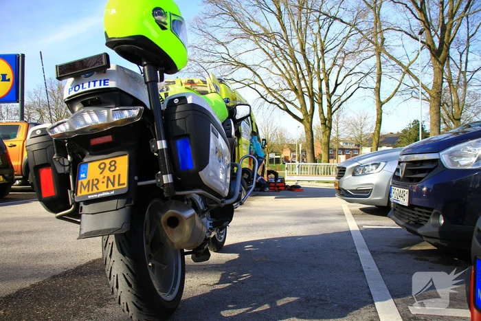 Man gewond na val op parkeerterrein