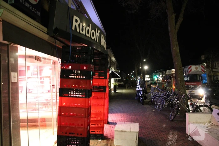 Reclamebord dreigt naar beneden te vallen