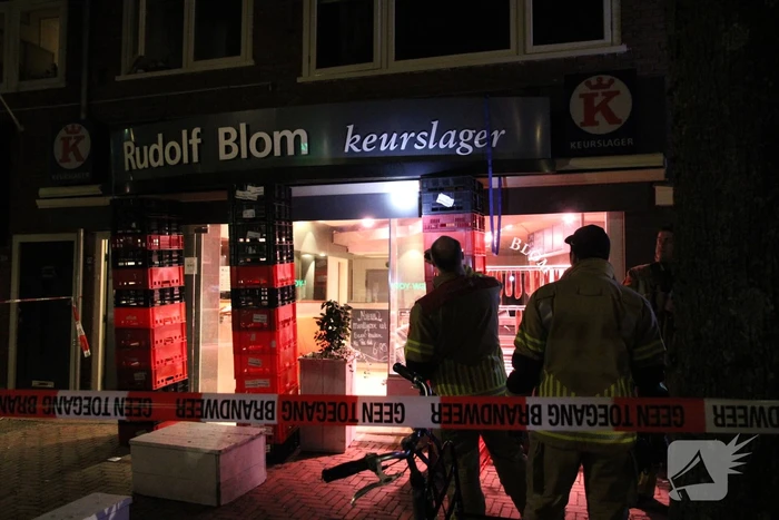 Reclamebord dreigt naar beneden te vallen