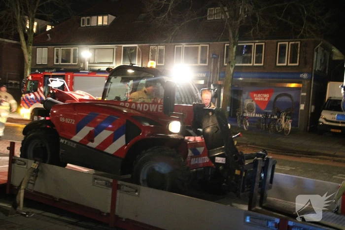 Reclamebord dreigt naar beneden te vallen